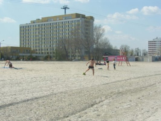 În Mamaia s-a făcut plajă, s-au îmbăiat câinii şi s-au pozat miresele pe pasarelă - GALERIE FOTO